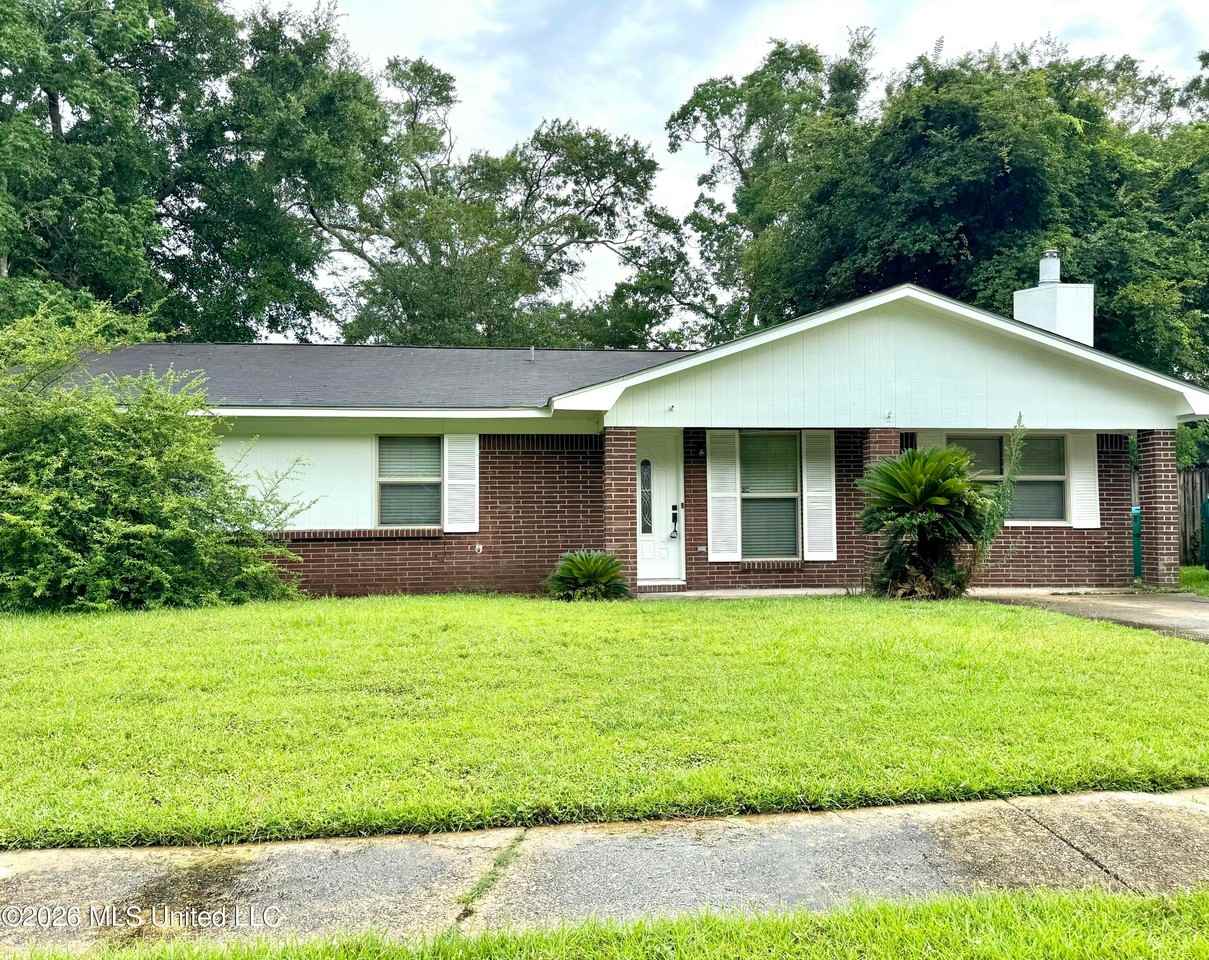 2819 Lawnwood Dr