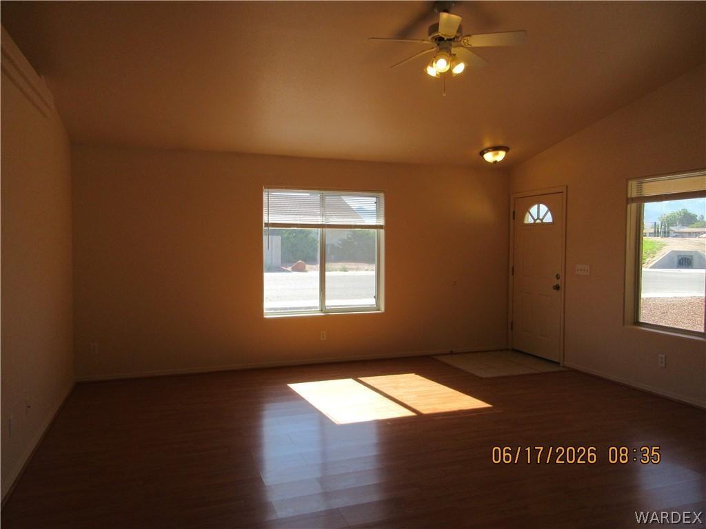 2747 Phoenix Ave - Photo 2 of 10