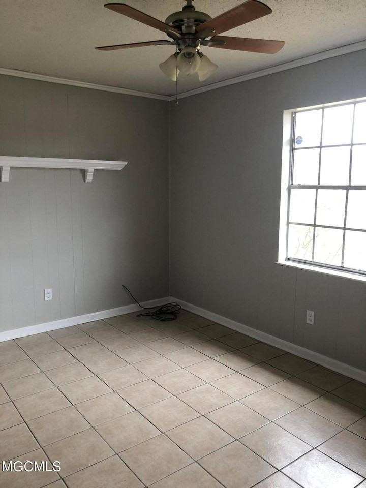 567 Shannon Dr - Photo 2 of 15