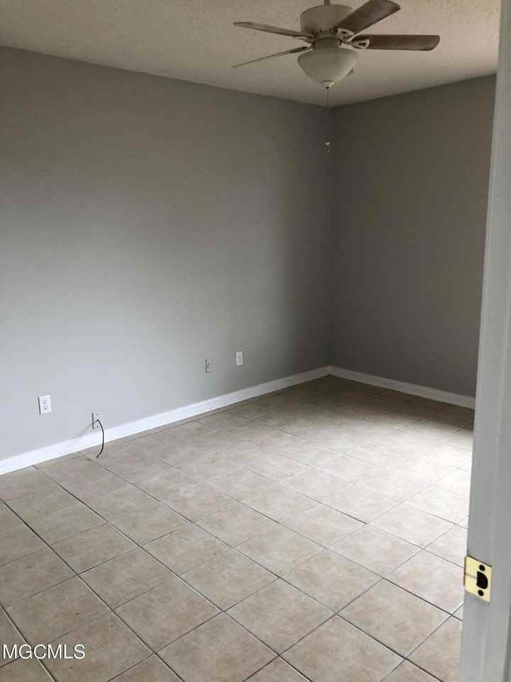 567 Shannon Dr - Photo 3 of 15