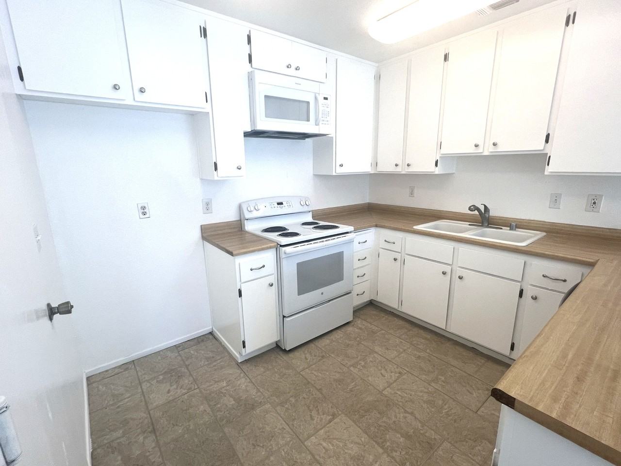 10387 S White Rock Rd Apt B - Photo 2 of 20