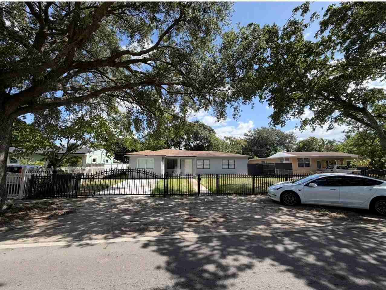1135 Nw 127th St - Photo 2 of 28