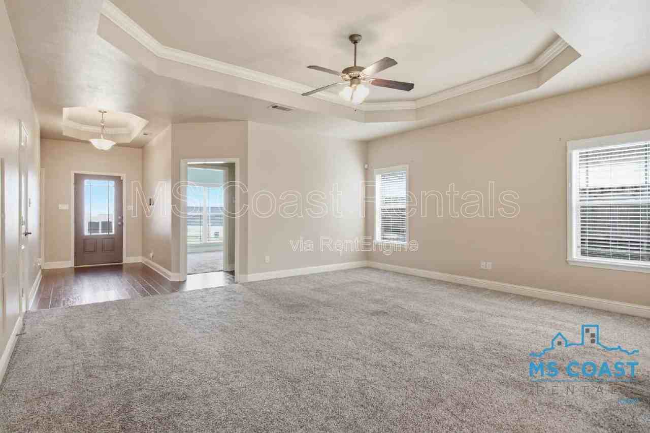 915 Old Towne St - Photo 3 of 25