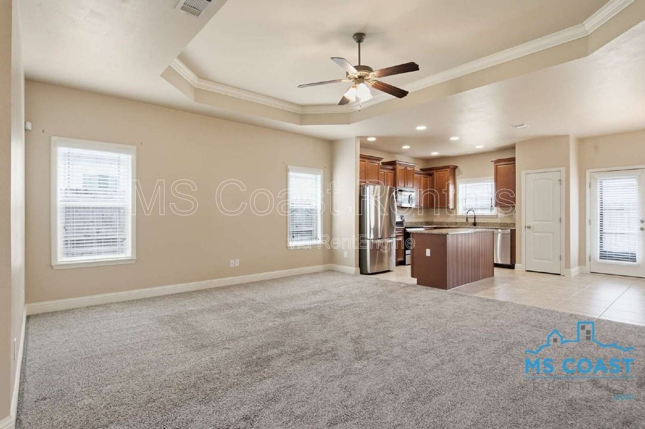 915 Old Towne St - Photo 4 of 25