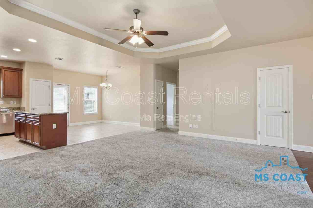 915 Old Towne St - Photo 5 of 25
