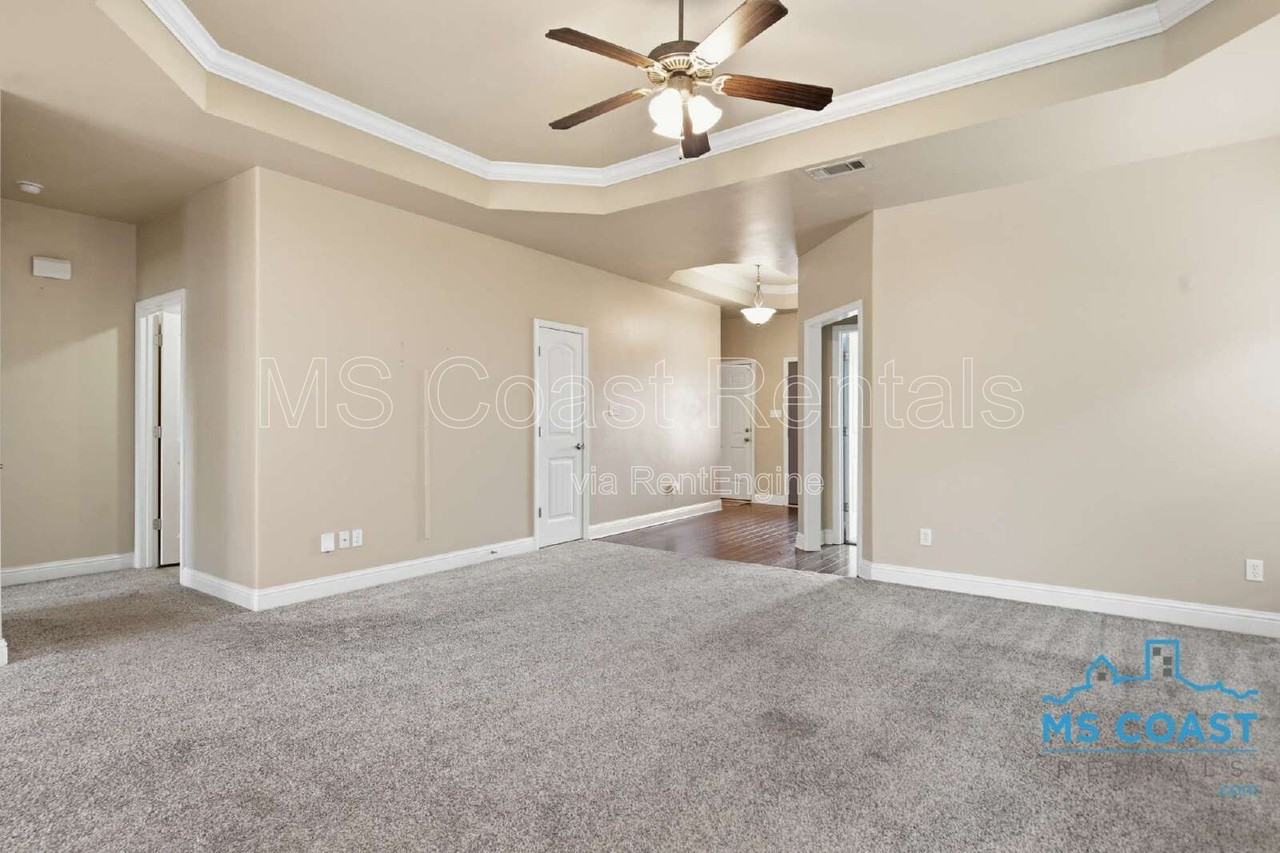 915 Old Towne St - Photo 6 of 25
