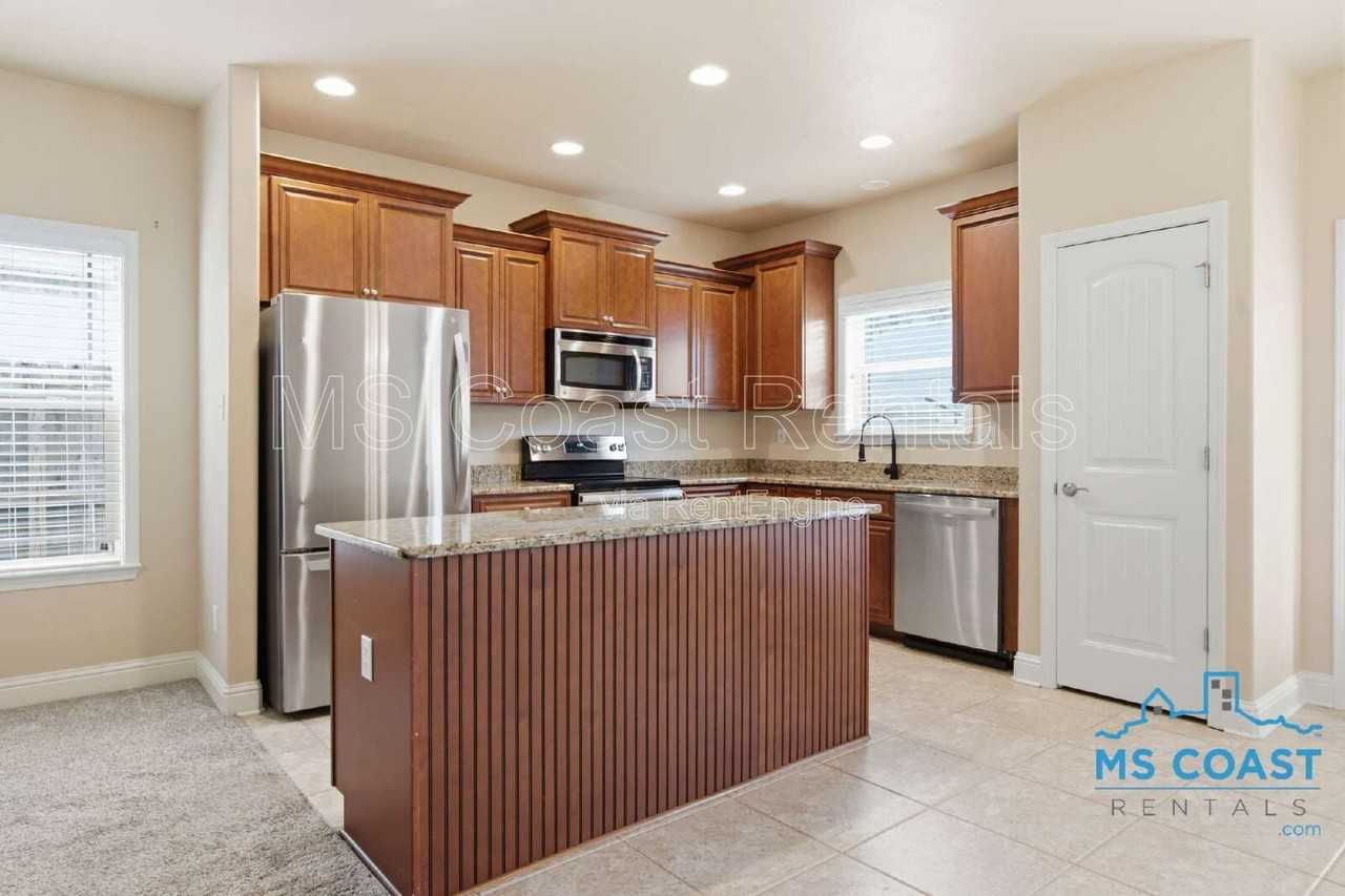 915 Old Towne St - Photo 7 of 25