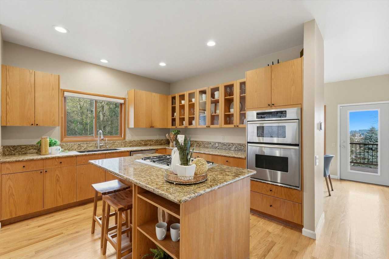 2935 Nw Thurman St - Photo 2 of 36