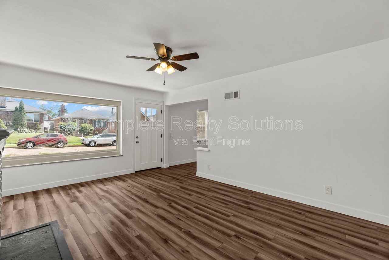 5655 Potomac St - Photo 4 of 30