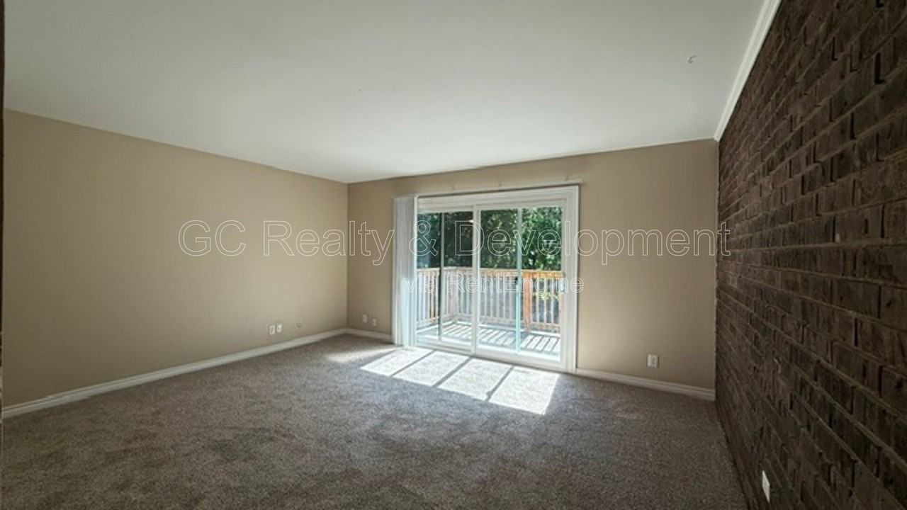20 Simpson St #G - Photo 2 of 17