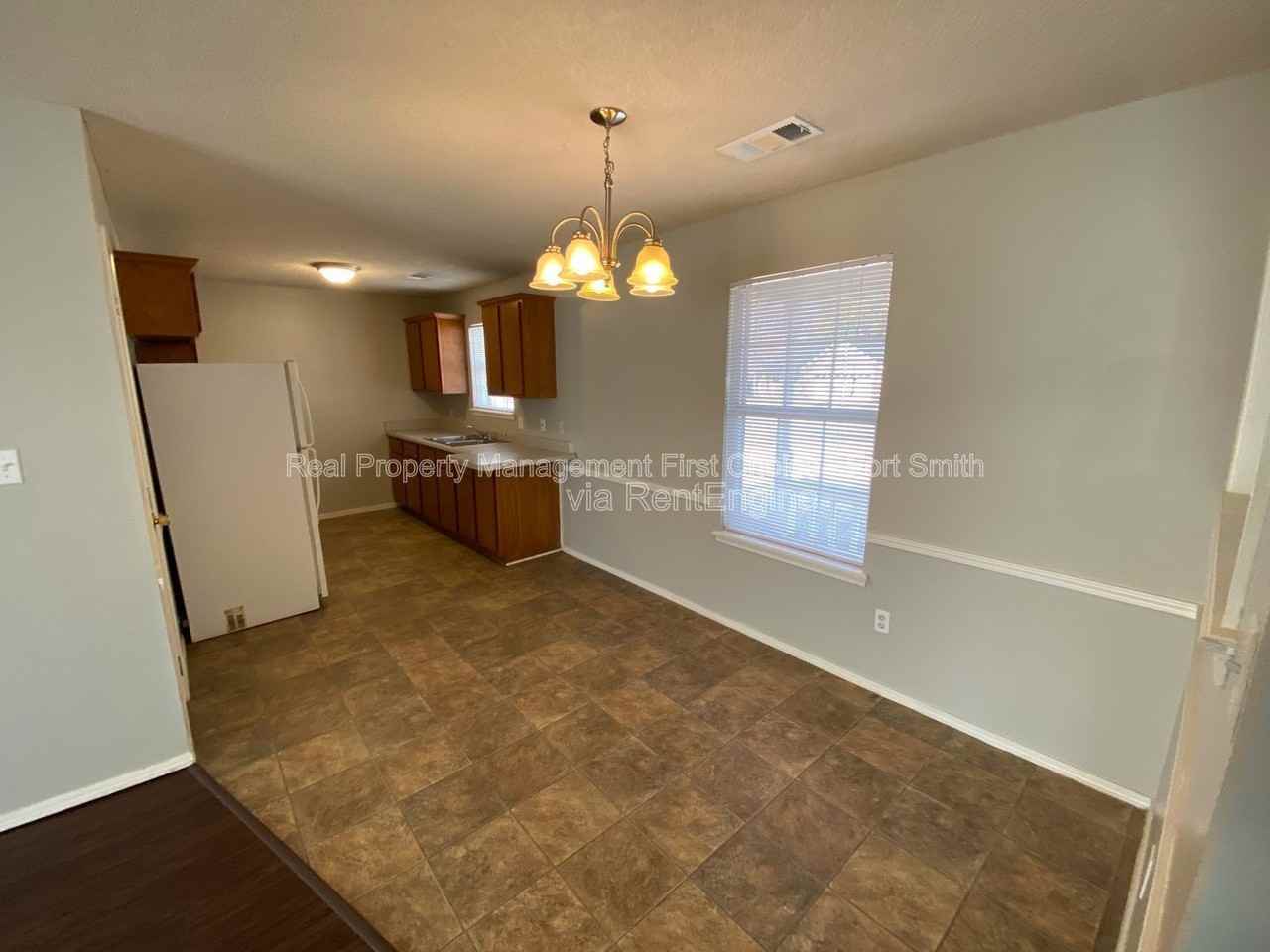 1911 Whippoorwill Dr - Photo 3 of 11