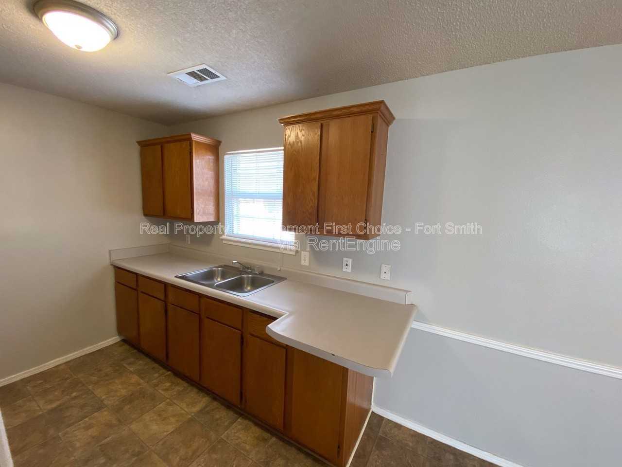 1911 Whippoorwill Dr - Photo 7 of 11