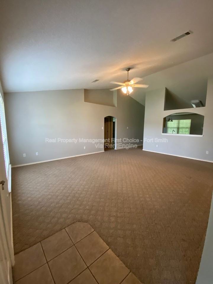 1475 Eastgate Dr - Photo 2 of 16