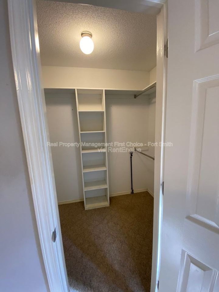 1475 Eastgate Dr - Photo 4 of 16