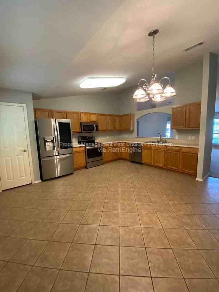1475 Eastgate Dr - Photo 5 of 16