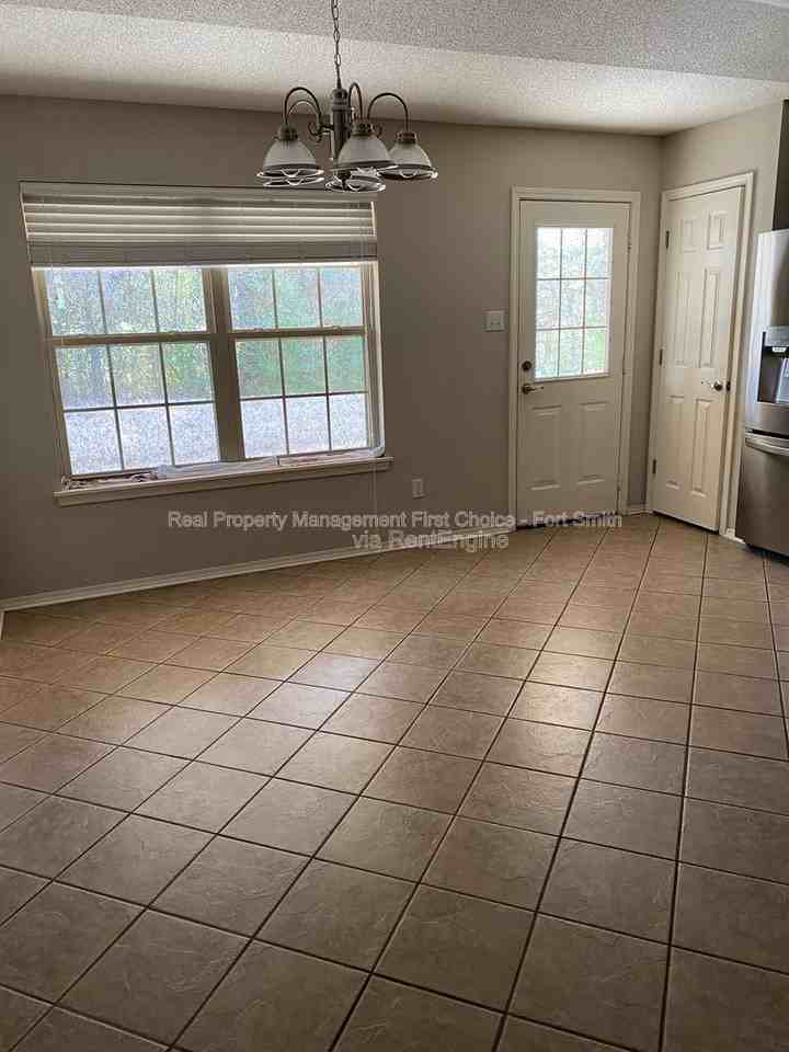 1475 Eastgate Dr - Photo 6 of 16