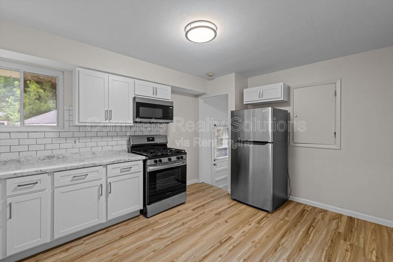 1149 Walker Ave - Photo 4 of 31