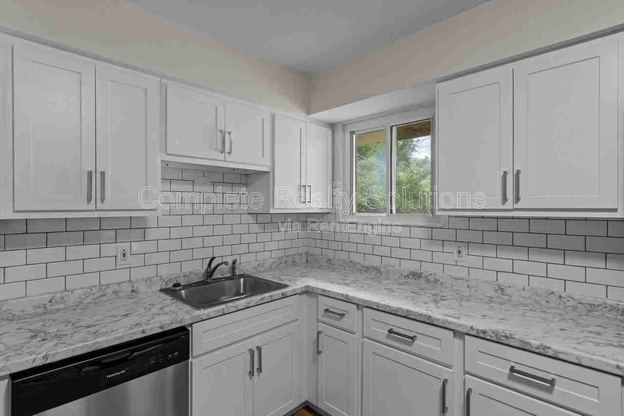 1149 Walker Ave - Photo 5 of 31