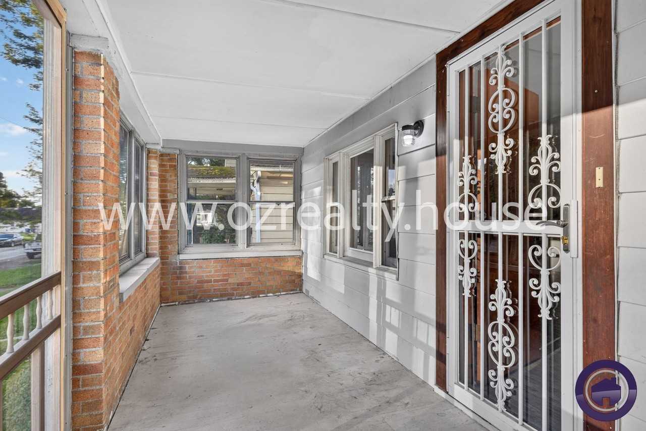 1019 Coventry Ave - Photo 4 of 18