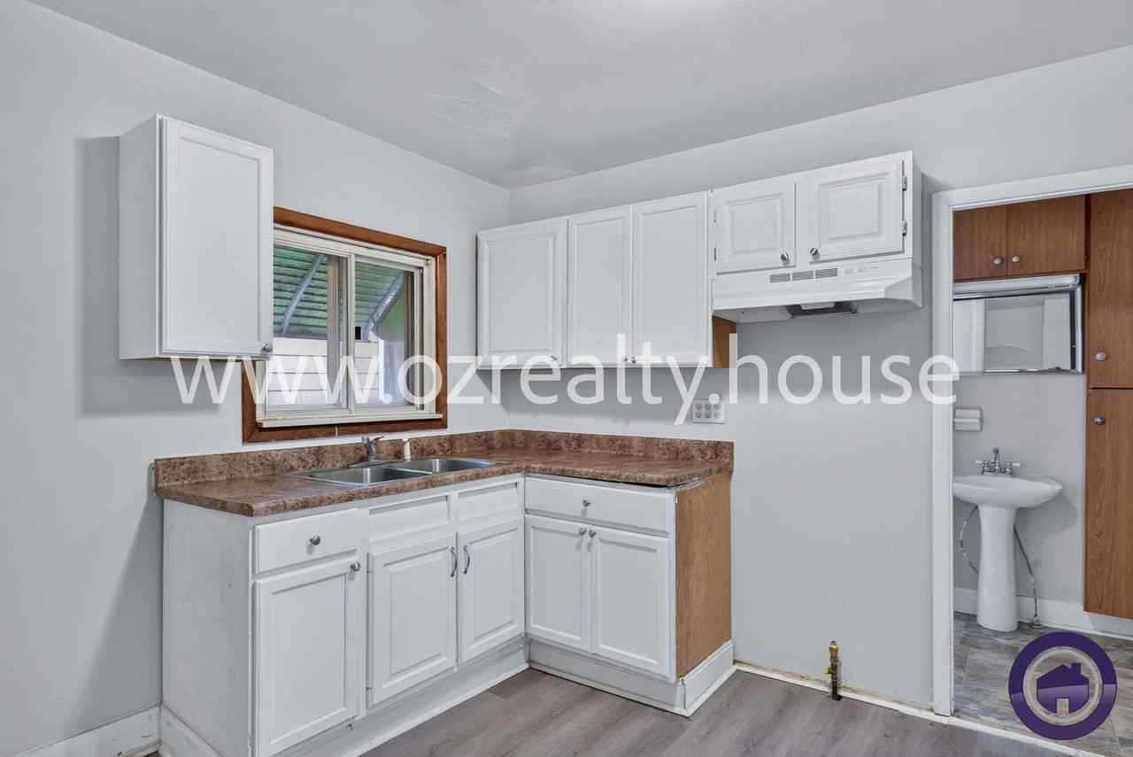 1019 Coventry Ave - Photo 7 of 18