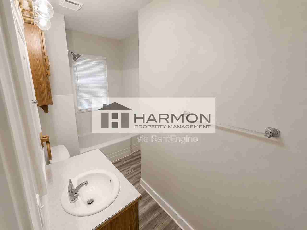 4612 S Seneca St - Photo 5 of 10