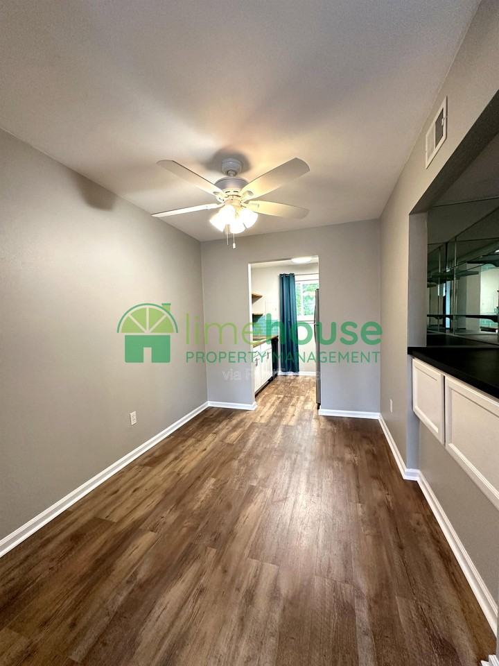 1009 Barclay Sq - Photo 5 of 14