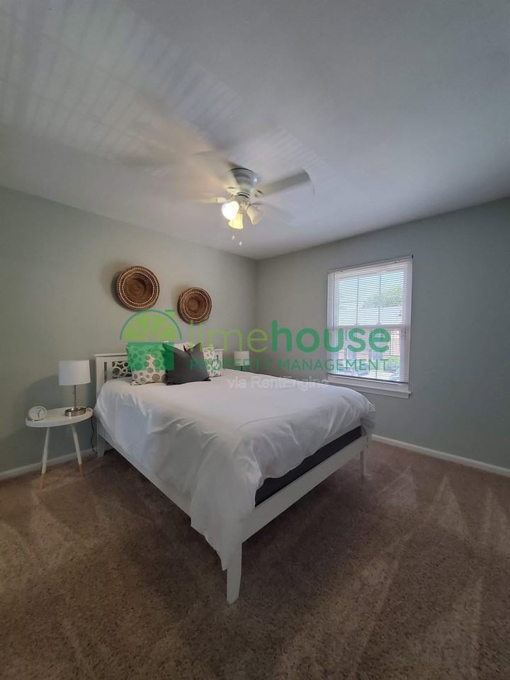 1009 Barclay Sq - Photo 7 of 14