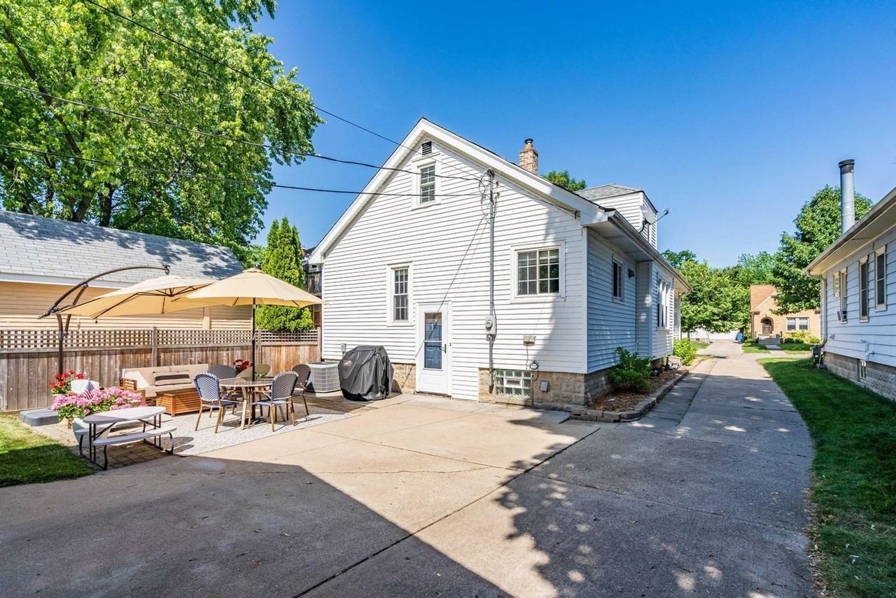 5065 N Berkeley Blvd - Photo 2 of 22