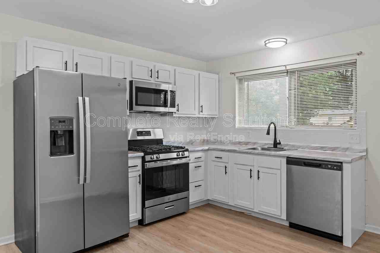560 Bardot Dr - Photo 3 of 28