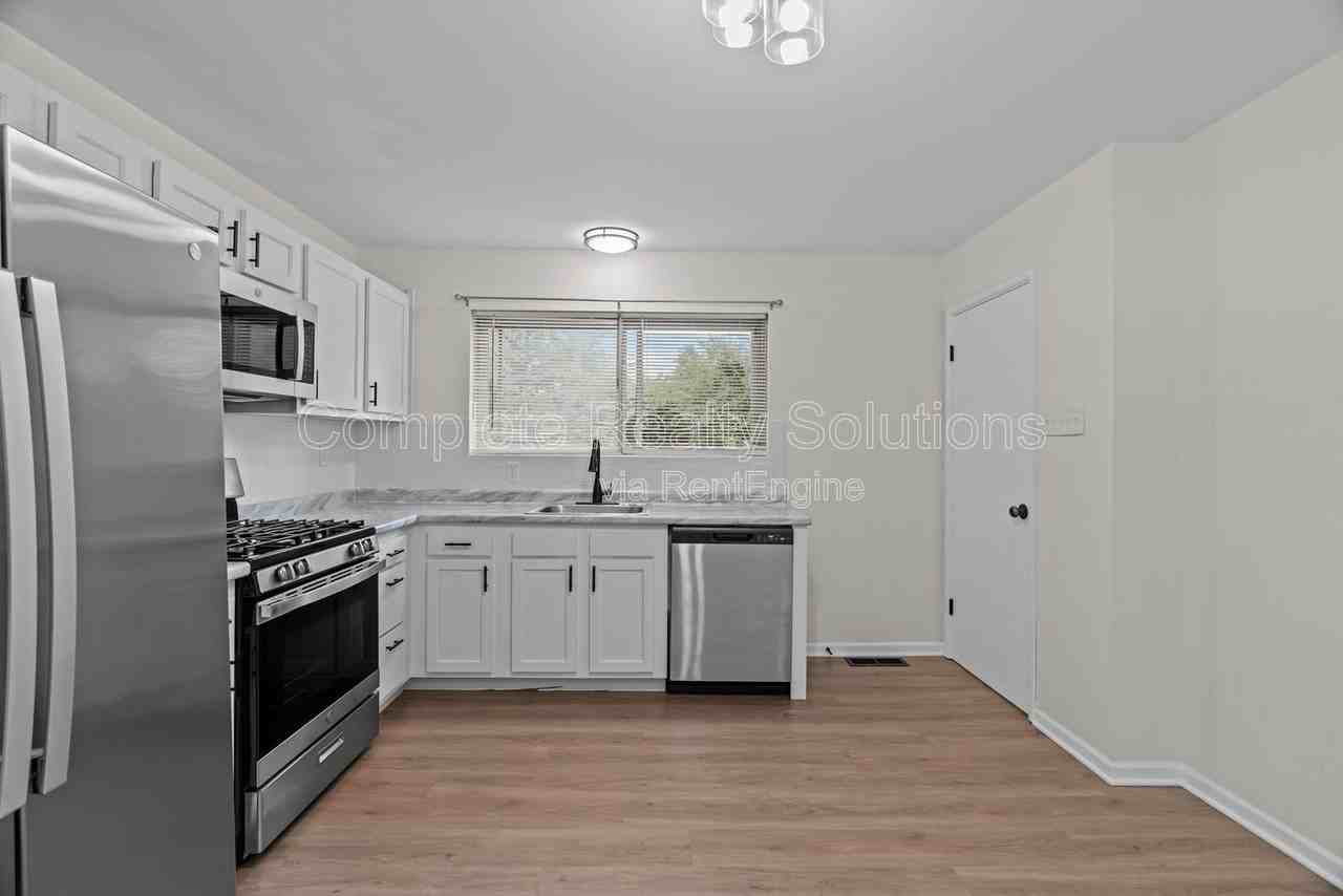 560 Bardot Dr - Photo 4 of 28