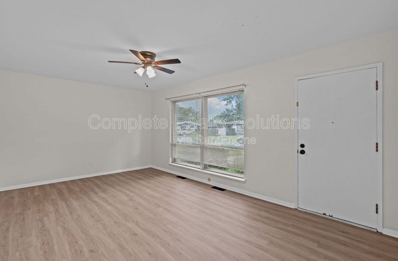 560 Bardot Dr - Photo 6 of 28