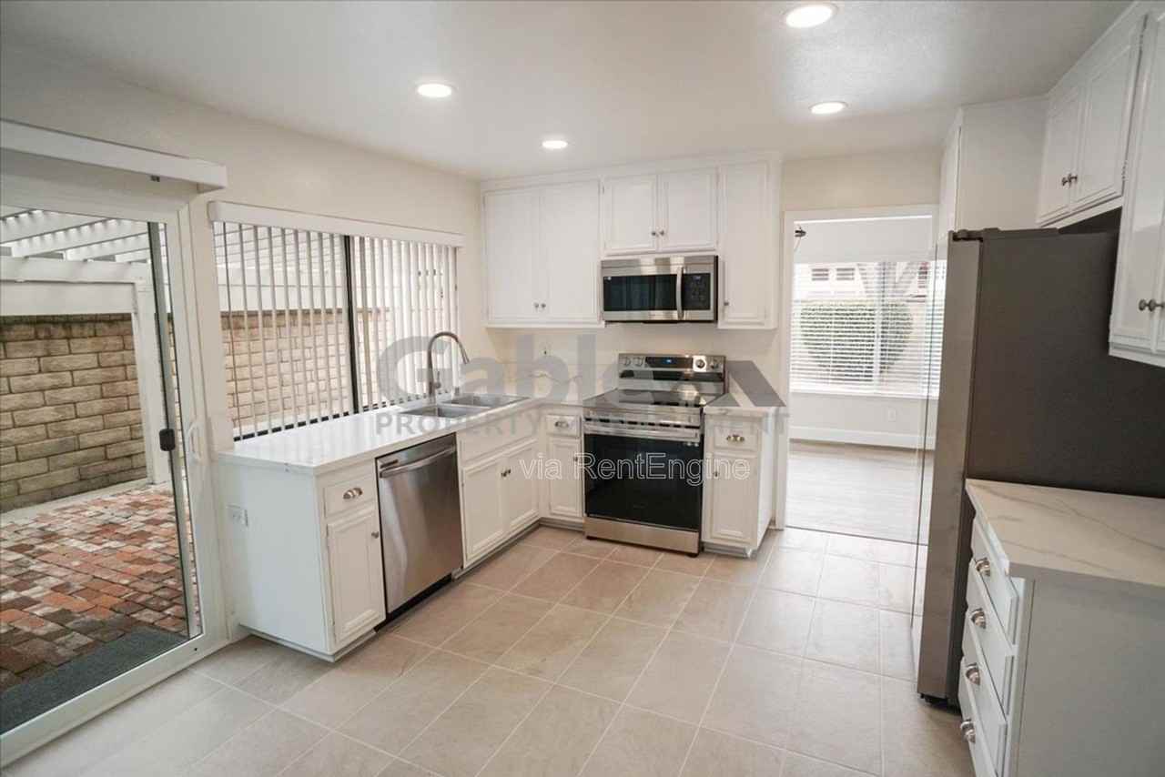 23922 Avenida Entrana - Photo 2 of 19