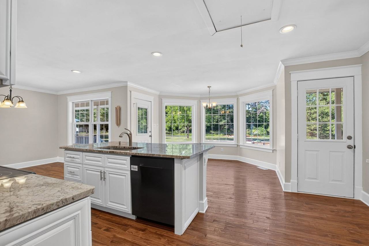 11880 Provident Dr - Photo 2 of 17