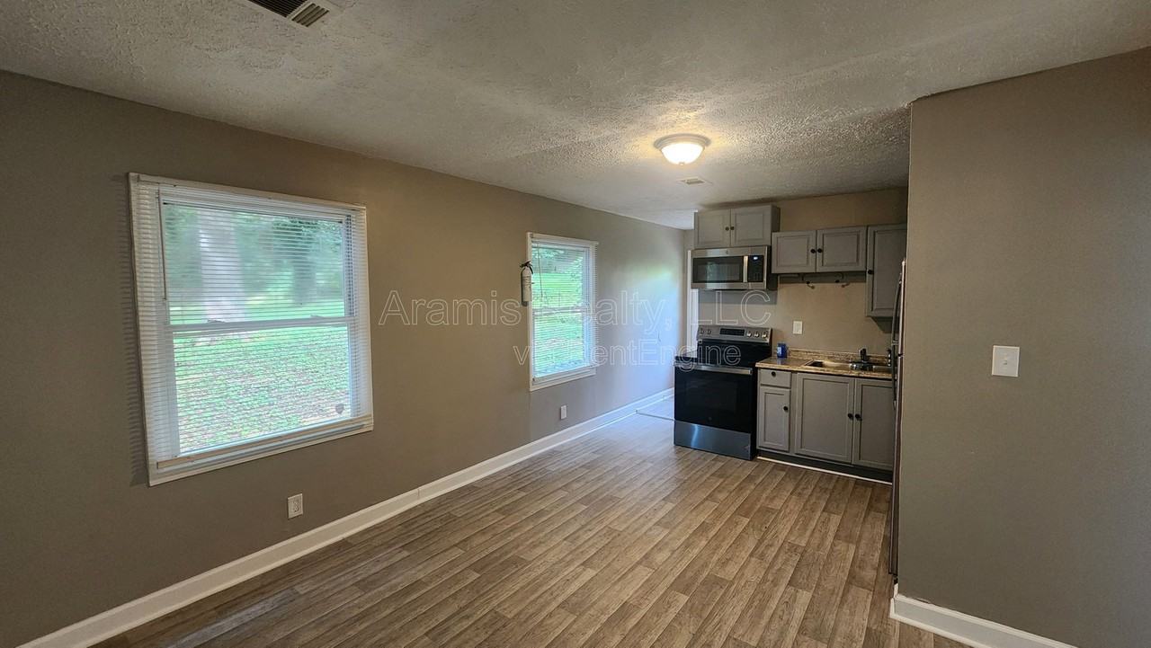305 Banberry Dr Se - Photo 2 of 12