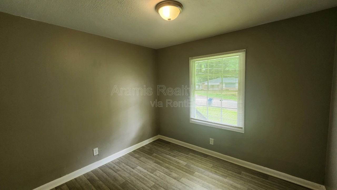 305 Banberry Dr Se - Photo 4 of 12