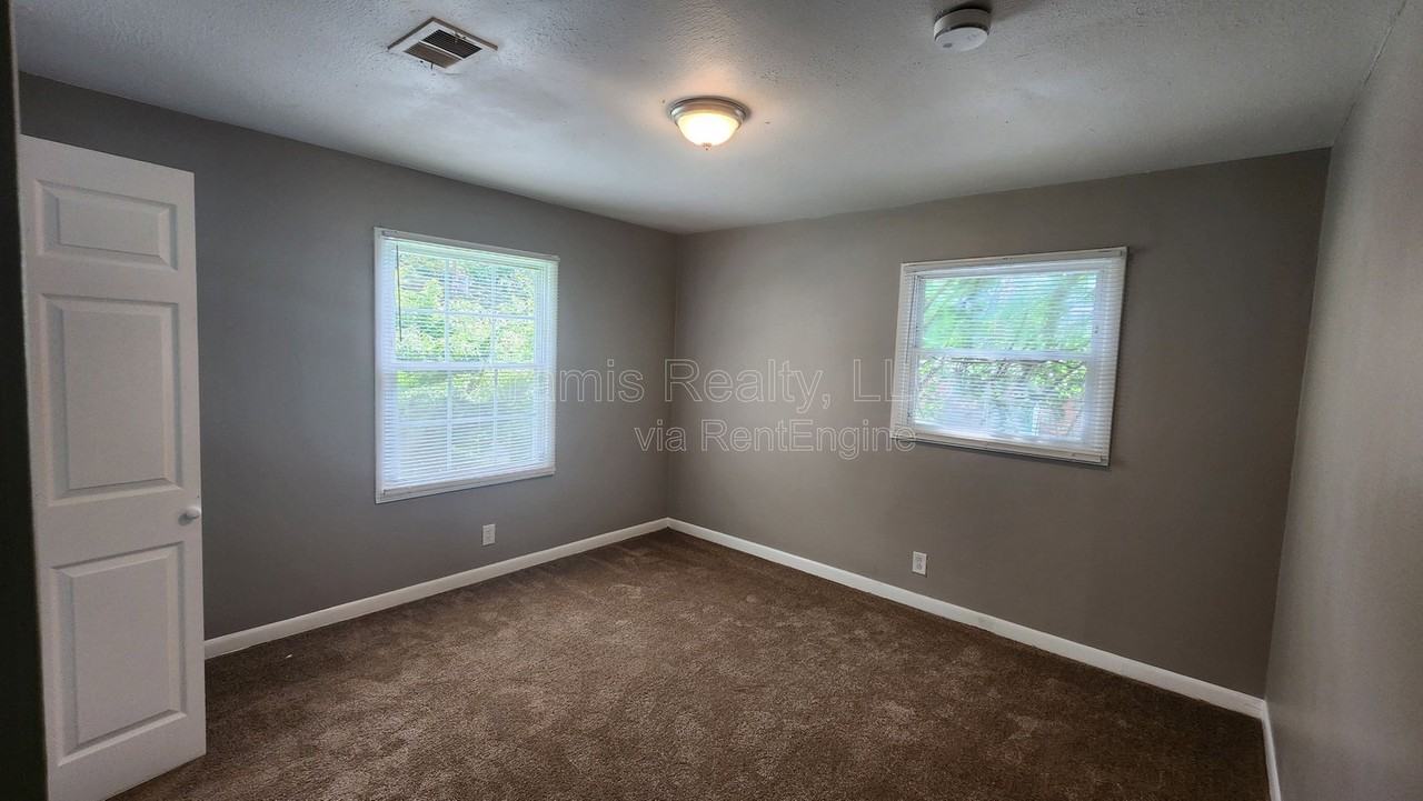 305 Banberry Dr Se - Photo 5 of 12
