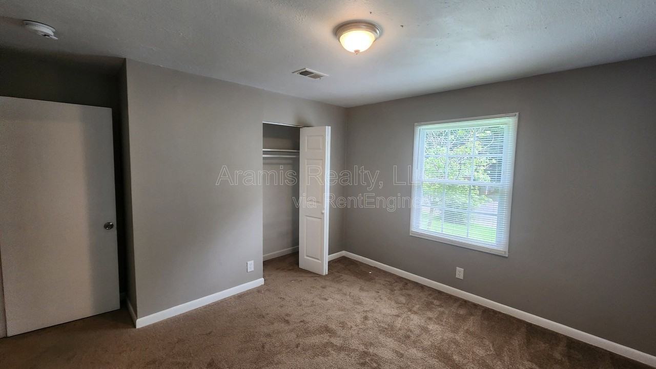 305 Banberry Dr Se - Photo 6 of 12
