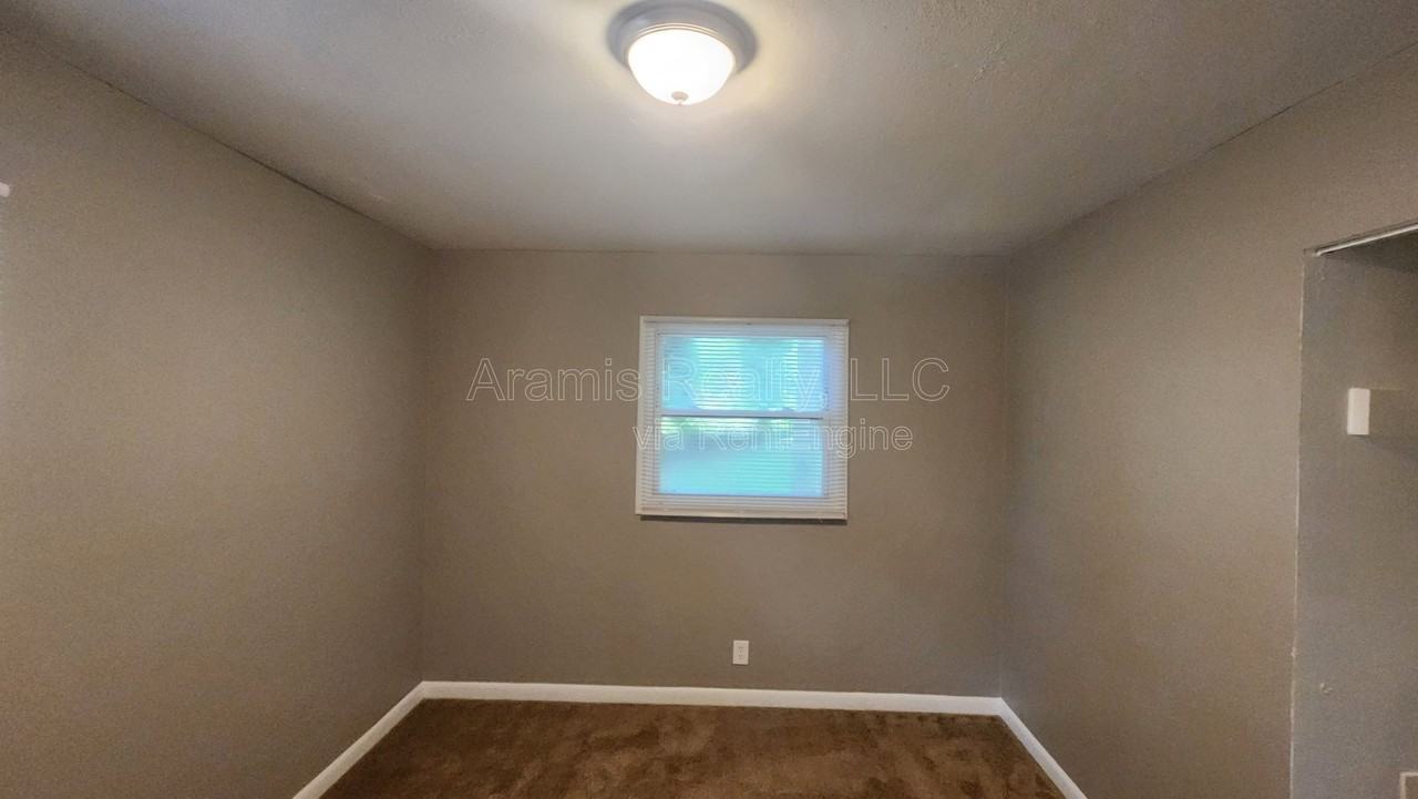 305 Banberry Dr Se - Photo 7 of 12