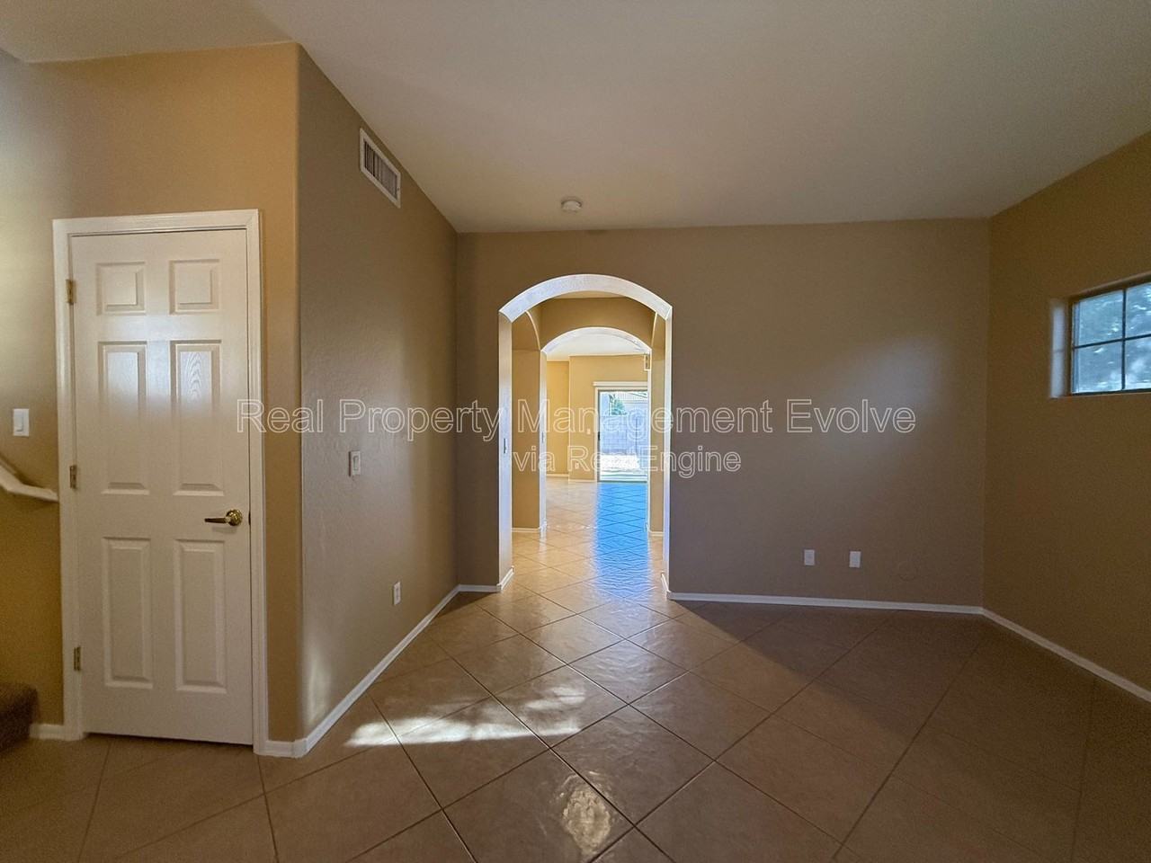 914 E Christine Pl - Photo 4 of 33