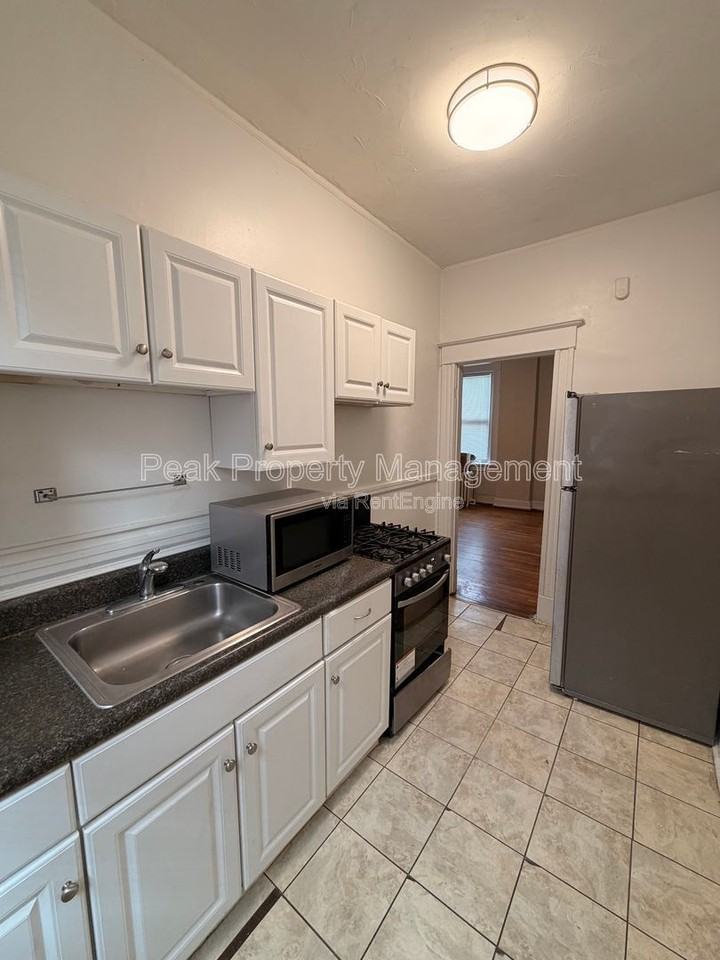 401 N Davis Ave #2 - Photo 5 of 11