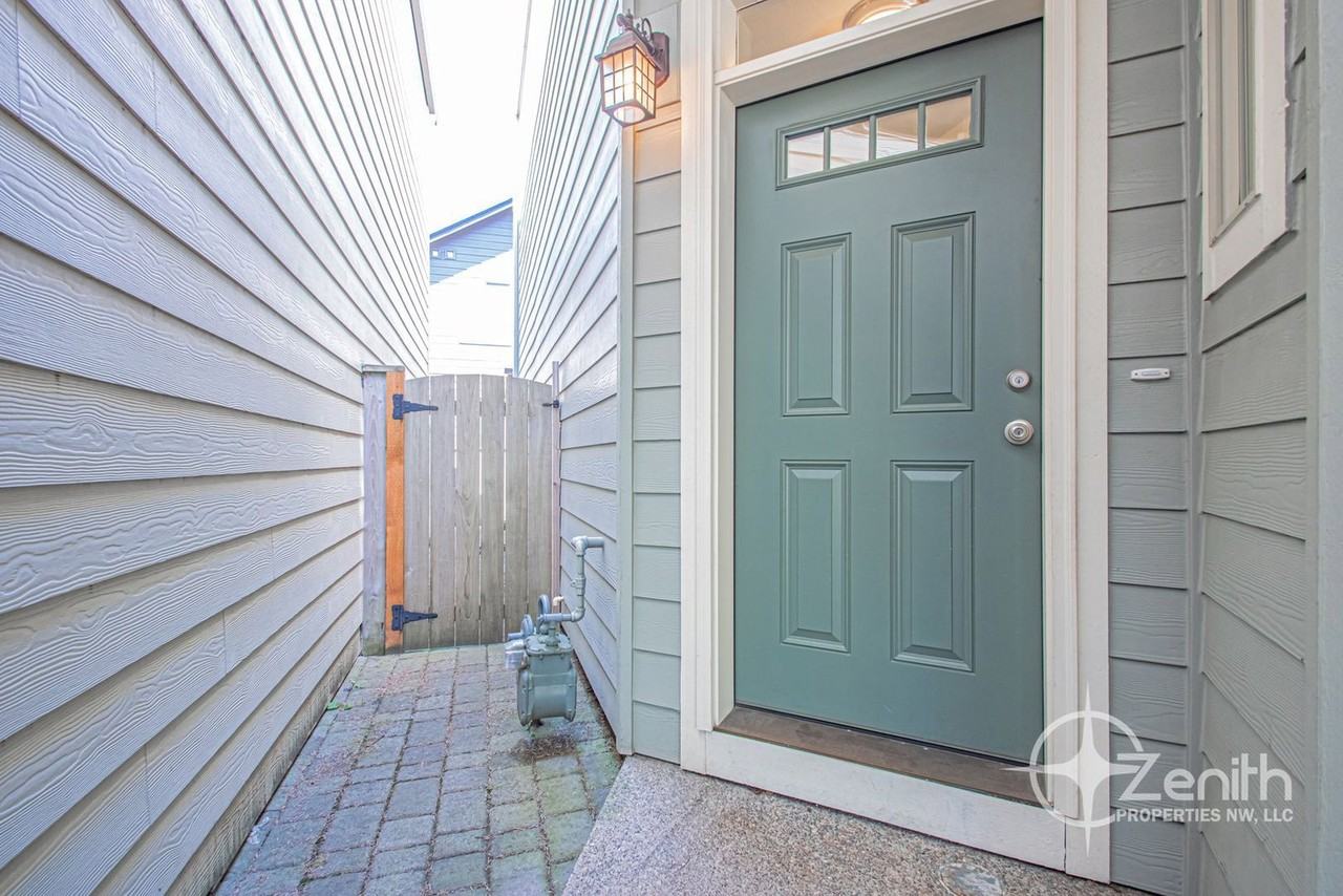 13118 Ne 26th St - Photo 5 of 33