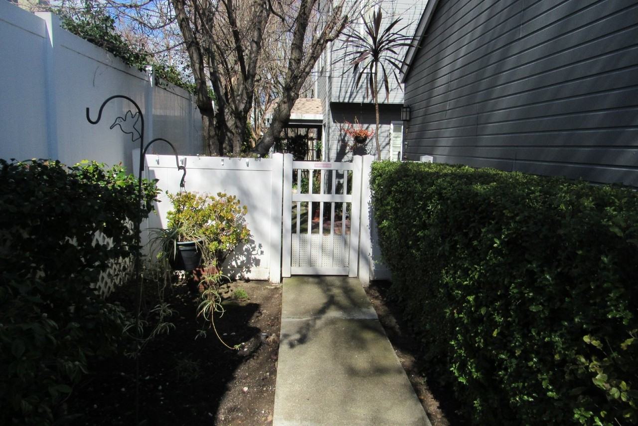 5487 Cameo Ct - Photo 3 of 32