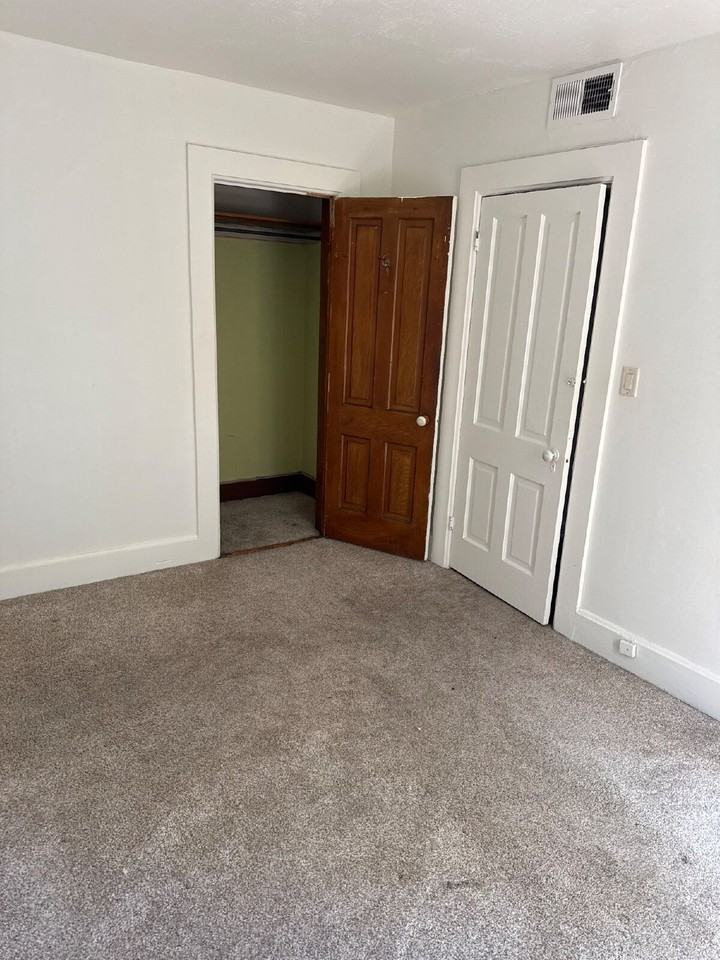 2252 S Winchester St - Photo 2 of 10