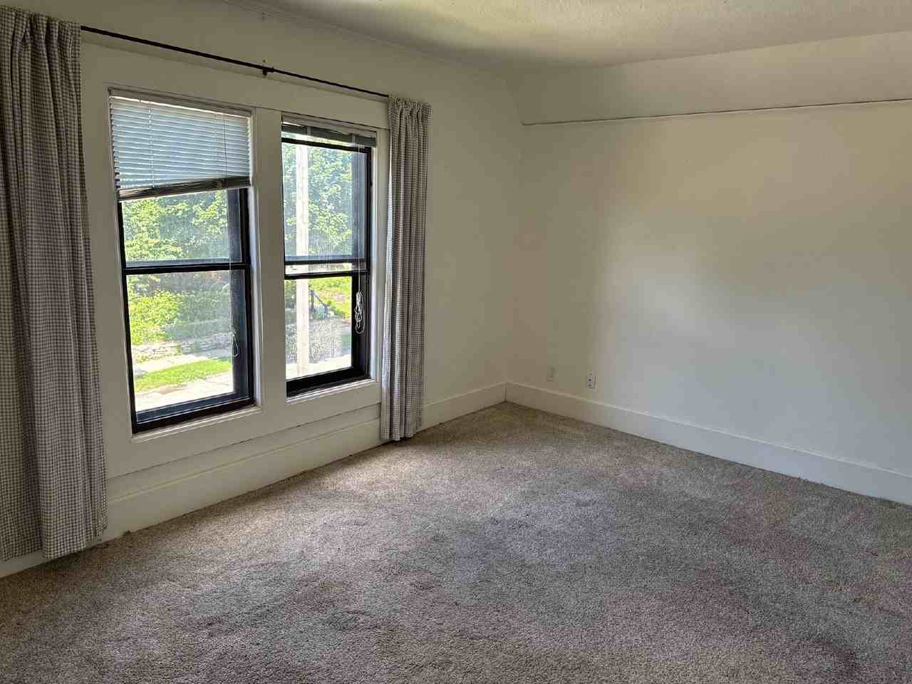 2252 S Winchester St - Photo 3 of 10