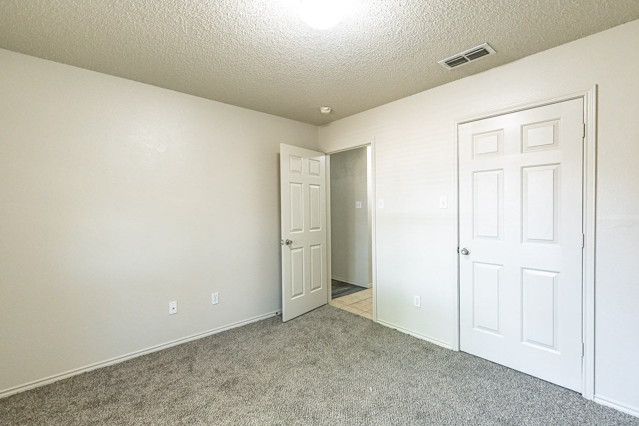 5812 96th St - Photo 5 of 33