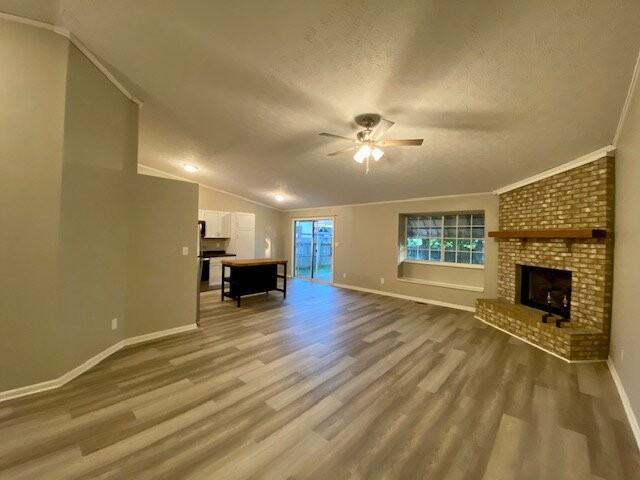1542 Creekside Ln - Photo 3 of 20