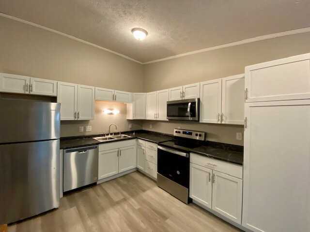 1542 Creekside Ln - Photo 4 of 20