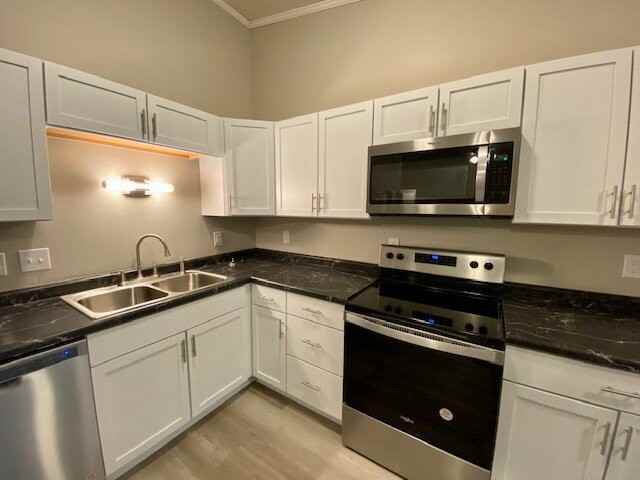 1542 Creekside Ln - Photo 5 of 20
