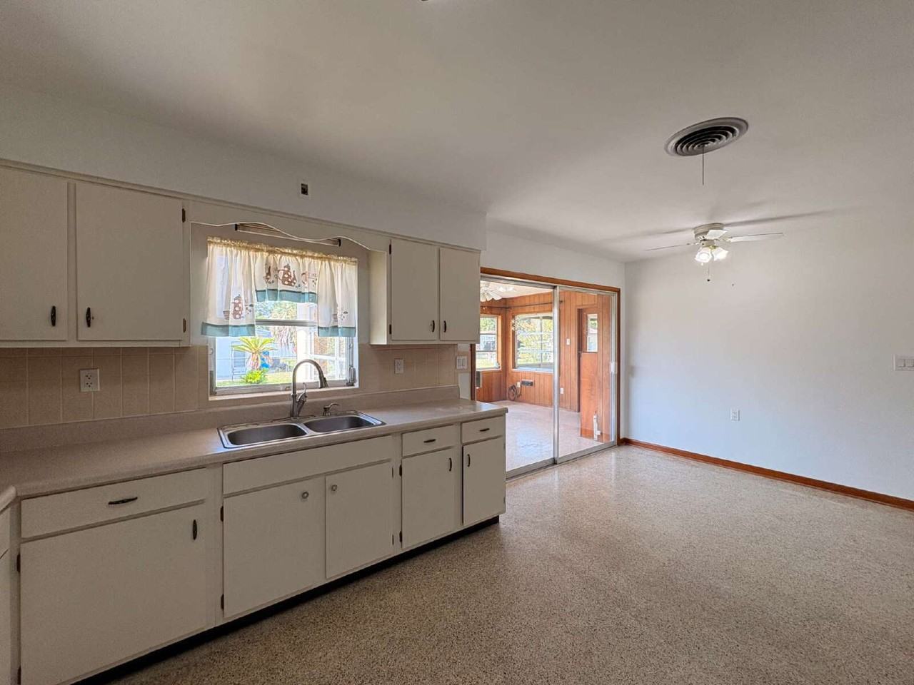 9240 Se 156th St - Photo 5 of 18