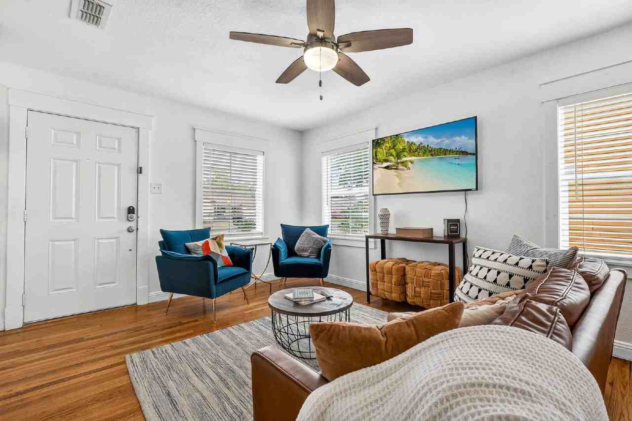 2704 32nd St - Photo 4 of 22